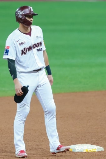 [M+포토] 이정후, '복귀 알리는 2루타'
