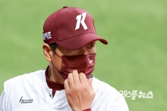 [M+포토] 선수단 훈련 지켜보는 홍원기 감독
