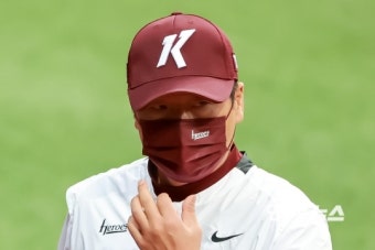 [M+포토] 선수단 훈련 지켜보는 홍원기 감독