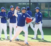 형은 첫 투구부터 149km/h 나왔다고… 김윤수·김범수 형제의 돈독한 파이어볼러 우애 [SPOCHOO in 대구]