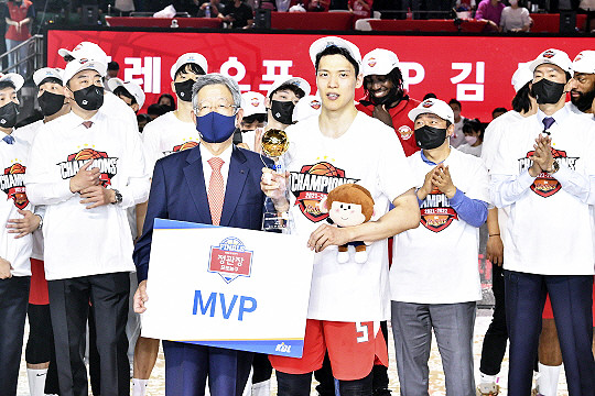 SK, 대구 한국가스공사 대파하며 정규리그 우승 매직넘버 2로 줄여 김선형 8천 점 돌파 기념 경기력 빛냈다