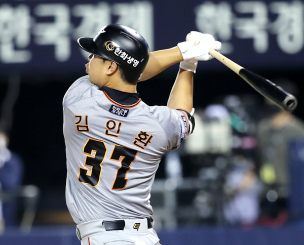 한화 이글스 투수 문동주, 경기 중 타구에 오른 팔뚝 강타 사고 발생