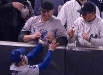 WS 무키 베츠 수비 방해한 두 얼간이, MLB 전 구장 출입금지 "눈에 띄면 체포도 가능" [춘추 MLB]