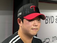 모두가 같은 마음으로 모자에 쓴 YC 54 함덕주, 1008일만의 세이브로 LG 구했다 [수원 히어로]