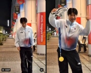 너네들은 눈치도 없냐! AG 우승 축구대표팀, 병역 실언에 '지뢰 세리머니' 논란까지...금메달 따고 욕 먹는 것도 재주다