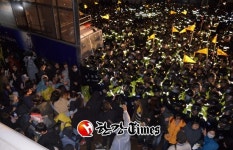 [세월호 1주기] 집회 참가자·경찰 곳곳서 충돌…100명 연행