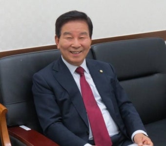 강준욱 국민통합비서관, 비상계엄 옹호 발언 논란…사과 입장문 발표 및 구체적 입장 피하기로 논란 확산 가능성305
