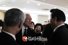 이기택 조문 온 최형우, 서청원 보더니 거머쥐고 