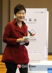 박근혜 대통령, 종로구 투표소 찾아 한표 행사