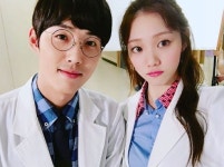 닥터스 이성경 인형 미모? 백성현 넘나 귀여운것 시선 집중