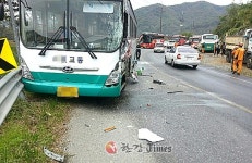 경남 거제서 시내버스끼리 충돌.. 승객 30명 부상