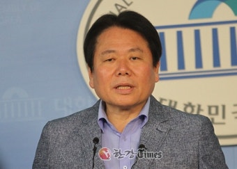 '묻지마 단일화' 유승민 바른정당 두 토막 대선
