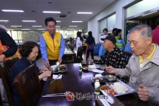 영등포구의회, 이용주 의장 '사랑의 밥차' 배식봉사 나서