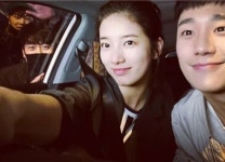 정해인,국민여동생 수지와 차안에서 다정한 셀카 공개...