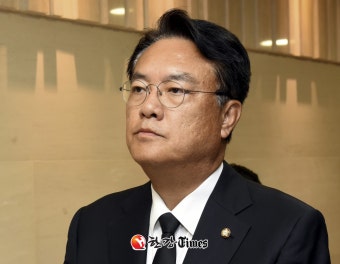 '노무현 명예훼손' 검찰, 정진석 의원 서면조사.. 소환 여부 검토 중
