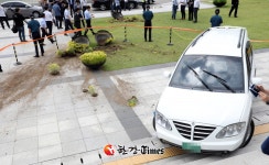 승용차 몰고 국회 본관으로 돌진한 40대 남성 조사