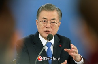 문 대통령, '대국민담화' 검토... '화이트리스트' 염두 대응 준비