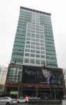 구로 콜센터 서울시 최대 집단감염... 빌딩 앞 선별진료소 설치
