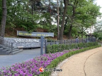 휠체어 타고도 정상 오른다... 노원구, 영축산 순환산책로 개통