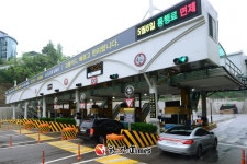 남산3호터널 요금소서 빙판길 차량 전복…인명피해 없어