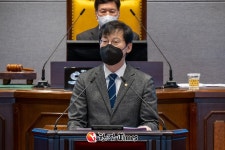 김형곤 강남구의원, 학교 인조잔디 유해... 천연잔디로 교체필요