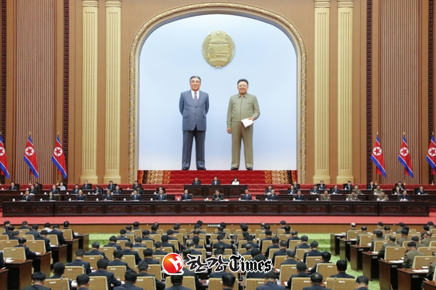 김정은, 핵무기 확대 약속…미군사 블록 위협으로 거론