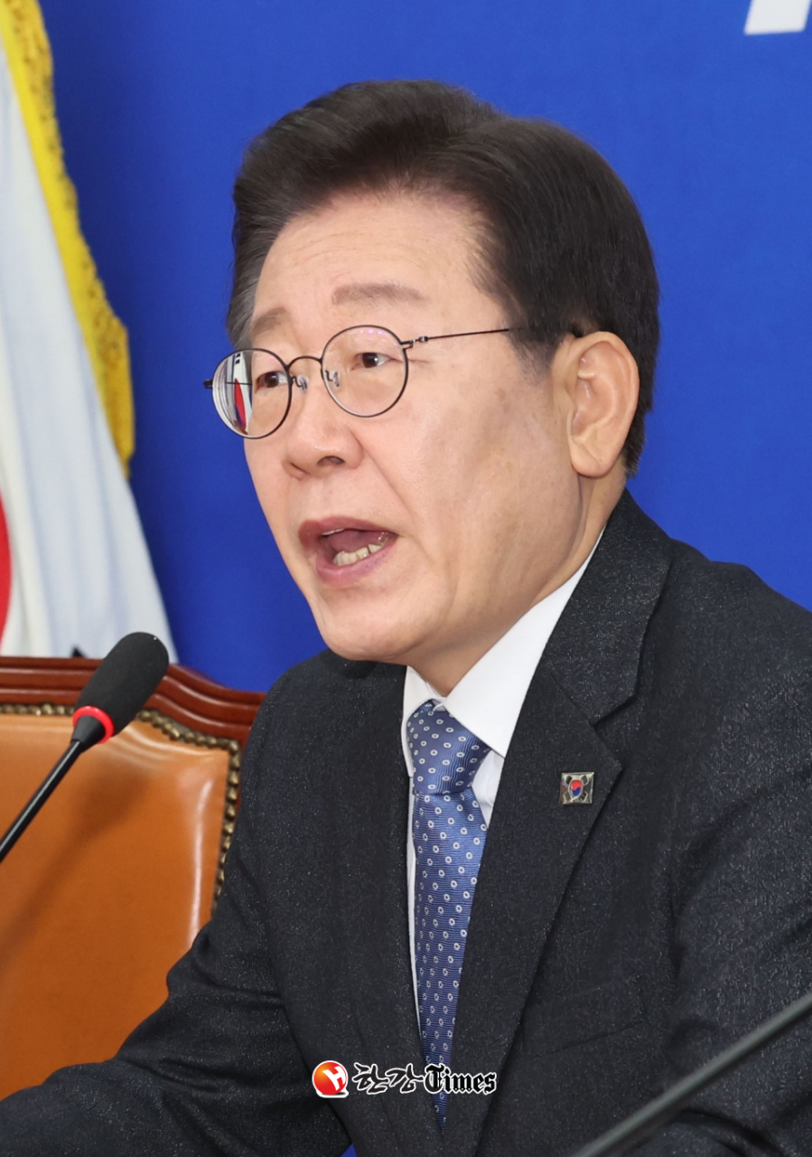 이재명, 51.9%의 높은 지지율으로 대선 후보들 중 선두 위치 유지 중