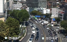 연희동 성산로 싱크홀 인근 도로 침하 추가 발견...교통 통제 중
