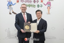 중구, 콜린 제임스 크룩스 주한영국대사에 명예구민증 수여
