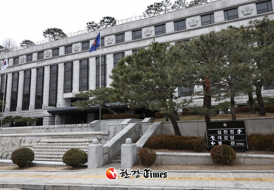 윤석열 대통령, 김용현 전 국방부 장관과 직접 대면하는 탄핵심판 심화 중
