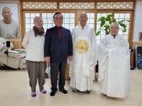 [포토] 정갑윤 전 국회부의장, 용화사 일철 스님 윤석열 후보 지지 이끌어