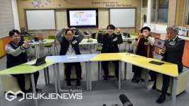 [포토] 부산교육 라이브 톡톡, 우리들은 1학년-중학교 편 진행하는 김석준 교육감