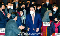 참석자들과 인사하는 윤석열 후보