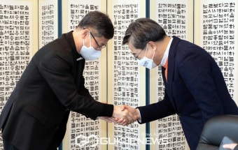 정순택 대주교와 인사 나누는 김동연 후보