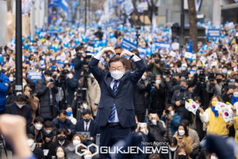 지지호소 포즈 취하는 민주당 이재명 대선 후보