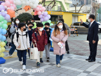 [포토] 김석준 교육감, 2일 신학기 첫 등교일 개금초서 학생 맞이