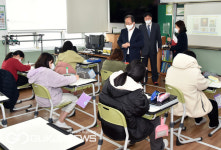 [포토] 신학기 영도구지역 학교 학사운영 및 방역상황 점검하는 김석준 교육감