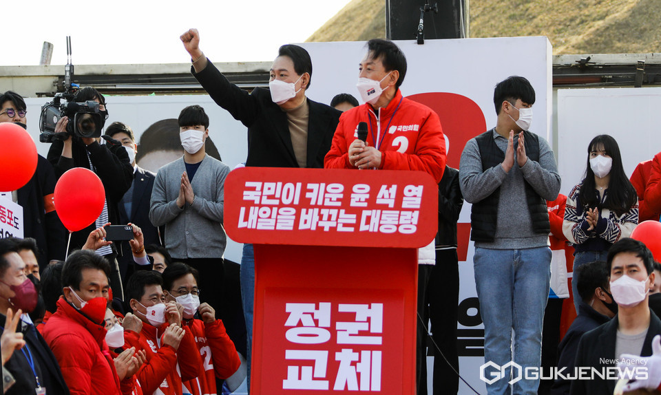 헌재, 윤석열 대통령 탄핵심판 절차 시작...2024헌나8 사건번호로 진행 중