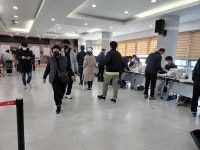 [포토] 김해시 북부동행정복지센터 사전투표소 투표 행렬