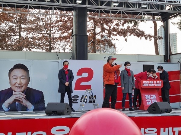 가수 김흥국, 윤석열 대통령 공개 지지…탄핵 반대 촉구 호소