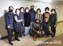 용인시 안대지천에서 꼬마 화가들의 작품 감상하며 산책한다