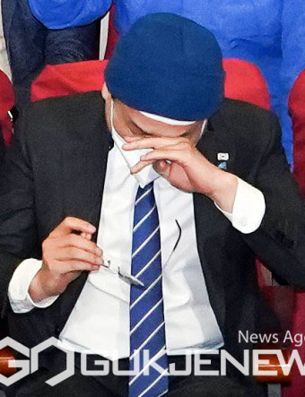출구조사 보며 눈물 흠치는 송영길 대표