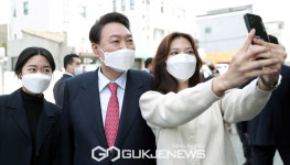 윤석열 대통령 당선인, 안철수와 김치찌개 오찬 후 집무실 복귀