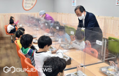 [포토] 김석준 교육감, 17일 해누리유치원 신학기 급식 운영 상황 점검