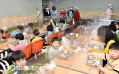 [포토] 해누리유치원 신학기 급식 운영 상황 점검하는 김석준 교육감