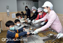 [포토] 해누리유치원 신학기 급식 운영 상황 점검하는 김석준 교육감