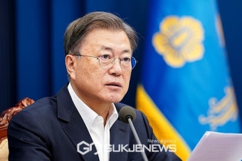 [속보]문재인 대통령, 박근혜 전 대통령 퇴원 축하 난 전달