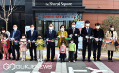 [포토] 우리동네자람터 더샵명지퍼스트월드2단지 개소식 테이프커팅하는 김석준 교육감
