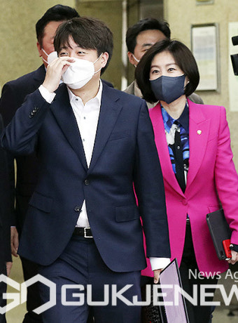 최고위원회의 참석하는 이준석 대표
