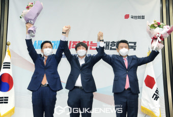 전 원내대표단과 기념촬영하는 이준석 대표